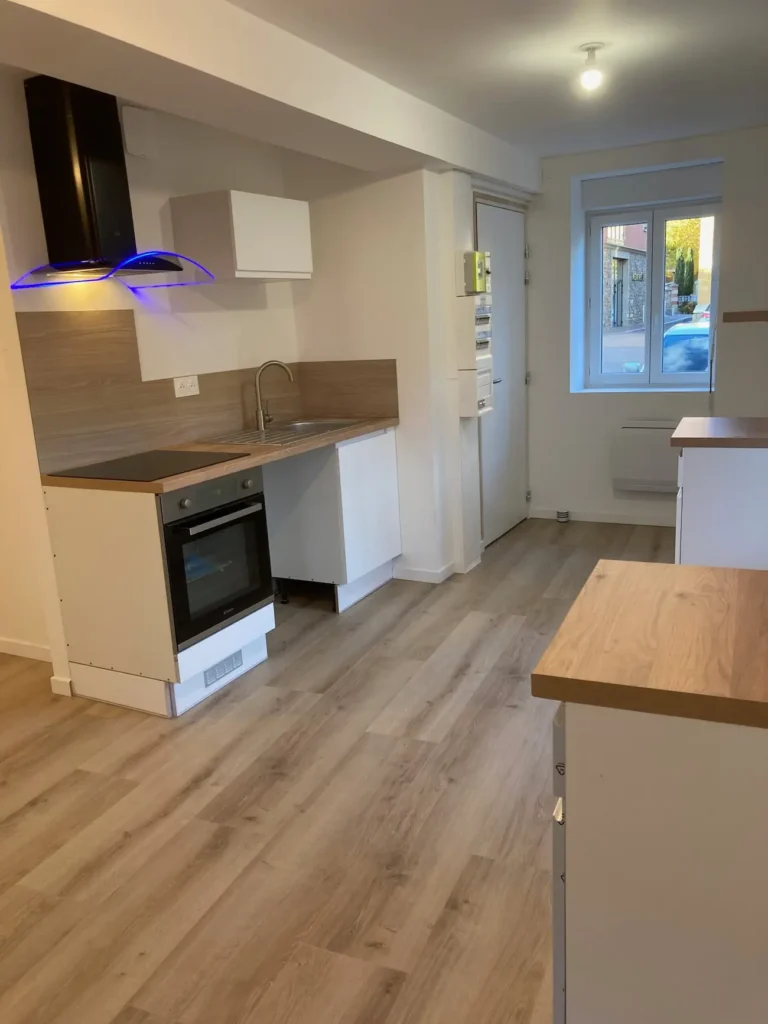 Rénovation d'une cuisine dans un appartement de 50 m2 lors de notre accompagnement immobilier.